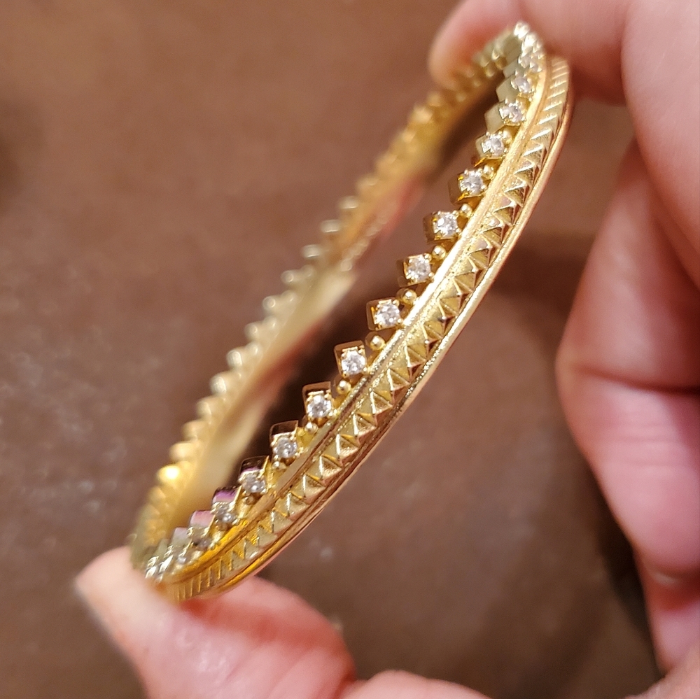 14k gold plated Kendra Scott bangle with CZ stones. Style: Mary CarolineInner